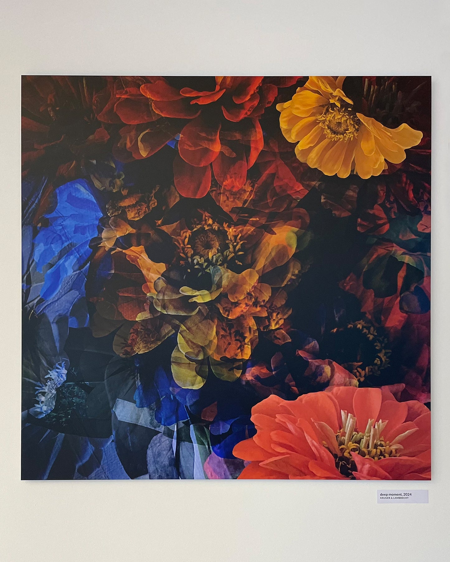 Limitierte Edition 'deep moment' von Theresa Lambrecht und Karolin Kruger, digitale Collage, die einen tiefen, nachdenklichen Moment einfängt, verfügbar auf Alu-Dibond.