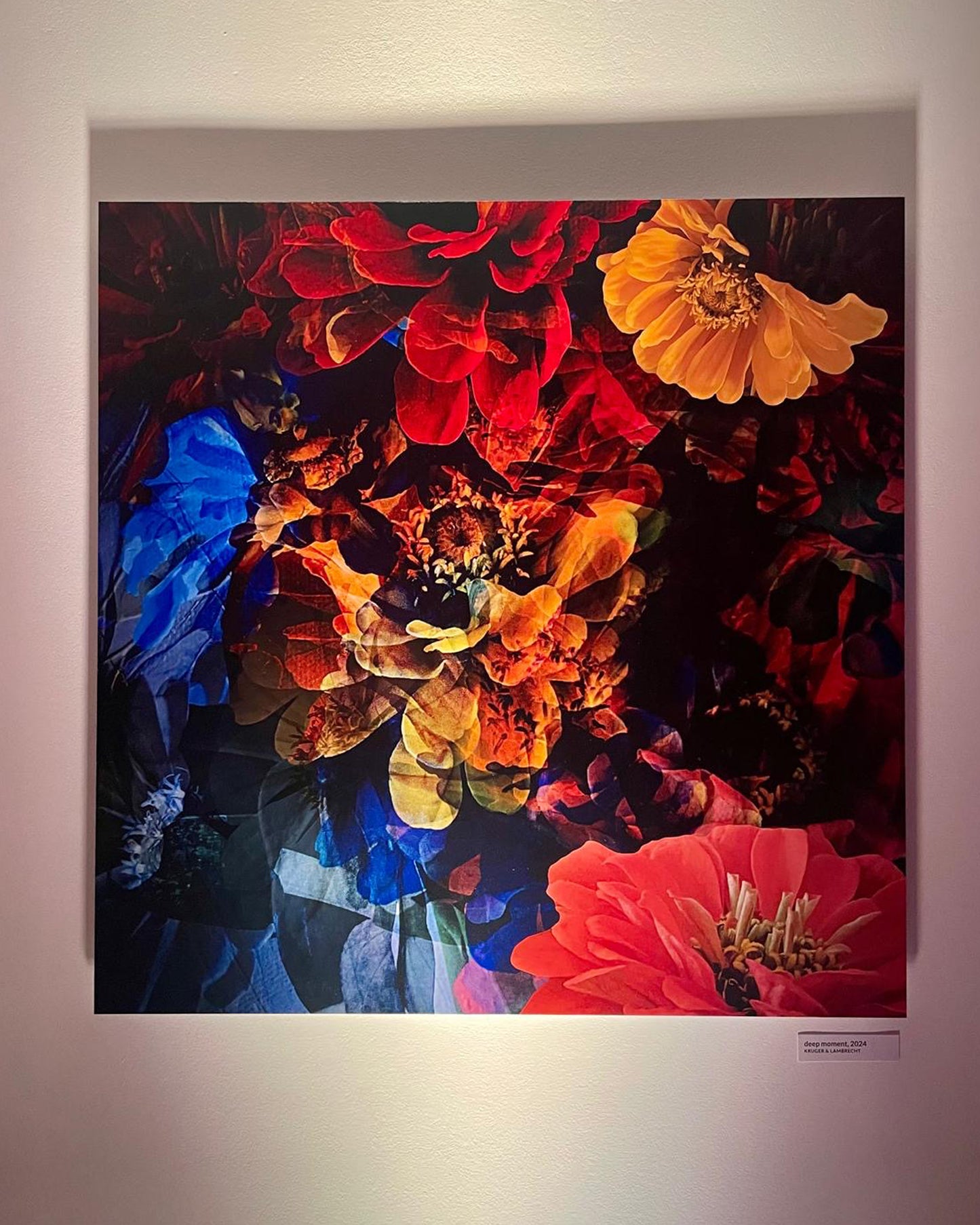 Limitierte Edition 'deep moment' von Theresa Lambrecht und Karolin Kruger, digitale Collage, die einen tiefen, nachdenklichen Moment einfängt, verfügbar auf Alu-Dibond.