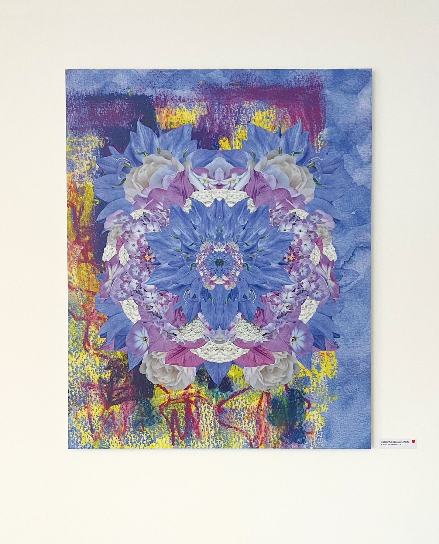 Exklusive digitale Collage 'colourful blossom' von Theresa Lambrecht und Karolin Kruger, Darstellung einer farbenfrohen Blüte, auf hochwertigem Alu-Dibond.